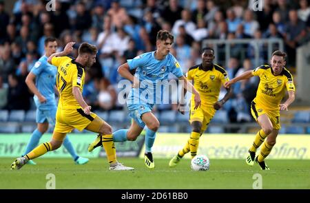 Tom Bayliss (centre) de Coventry City en action Banque D'Images