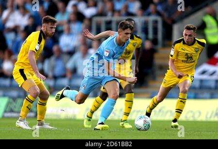 Tom Bayliss (centre) de Coventry City en action Banque D'Images