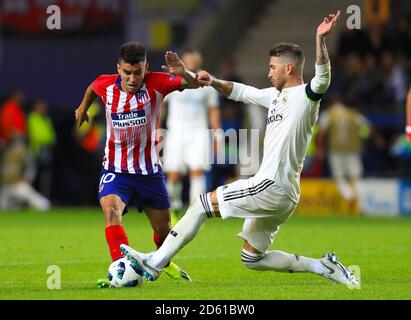 Angel Correa (à gauche) de l'Atletico Madrid et Sergio Ramos du Real Madrid bataille pour le ballon Banque D'Images