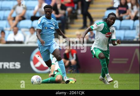 Jordy Hiwula de Coventry City (à gauche) est fouillé et a reçu un Pénalité après un défi par Graham Carey de Plymouth Argyle (centre) À côté de Tafari Moore de Plymouth Argyle Banque D'Images