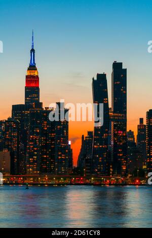 Le soleil se couche sur le gratte-ciel de Manhattan au-delà de l'East River.