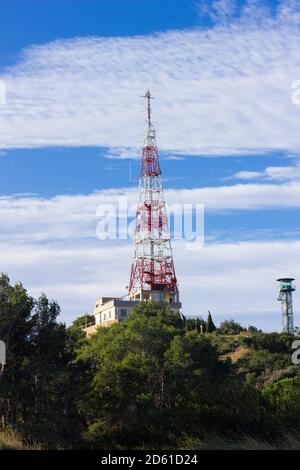 Tour de télécommunication avec ciel bleu clair. Banque D'Images