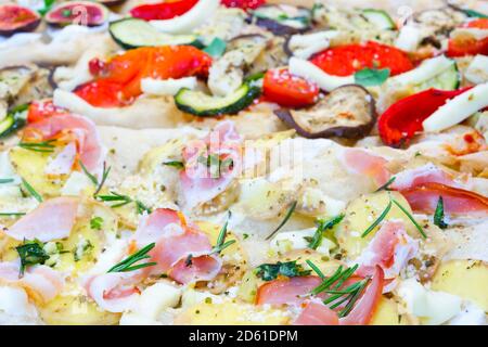 Fast food italien. Delicious pizza chaude tranchés et servis sur plateau en bois avec des ingrédients, vue en gros plan. Menu photo. Banque D'Images