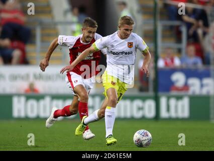 Wwill Vaulks (à gauche) de Rotherham United et Daniel Batty de Hull City bataille pour le ballon Banque D'Images