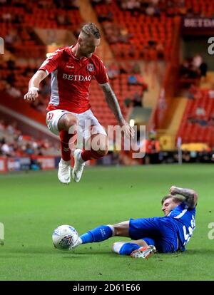 Patrick Bauer de Charlton Athletic surmonte un défi de Peterborough Jason Cummings de United Banque D'Images