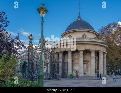 Paris, France - 10 11 2020 : heure d'or au Parc Monceau en automne. La rotonde du Parc Monceau Banque D'Images