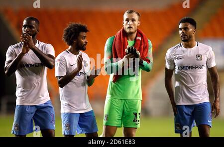 Abu Ogogo (à gauche), Junior Brown, le gardien de but Liam O'Brien (au centre) et Jordan Willis (à droite) applaudissent les fans après le coup de sifflet final Banque D'Images