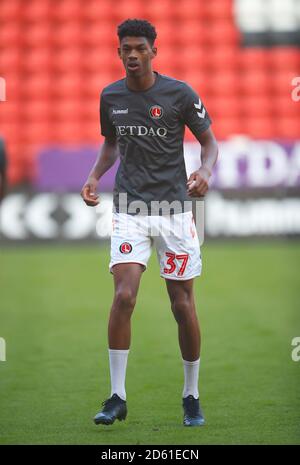 Recco Hackett-Fairchild de Charlton Athletic se réchauffe avant le match Banque D'Images