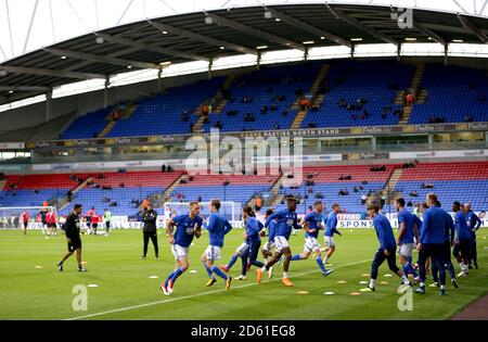 Vue générale des joueurs de Birmingham City qui s'échauffent avant Au match du stade de l'Université de Bolton Banque D'Images