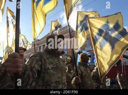 Kiev, Ukraine. 14 octobre 2020. Les militants des partis nationalistes ukrainiens participent à une marche pour célébrer le 78e anniversaire de la création de l'Armée insurrectionnelle ukrainienne (UPA) à Kiev, en Ukraine, le 14 octobre 2020. L'UPA a lutté pour l'indépendance de l'Ukraine contre l'Armée rouge soviétique et les Nazis pendant la Seconde Guerre mondiale, principalement à l'ouest de l'Ukraine jusqu'au début de 1950. Crédit : Serg Glovny/ZUMA Wire/Alay Live News Banque D'Images