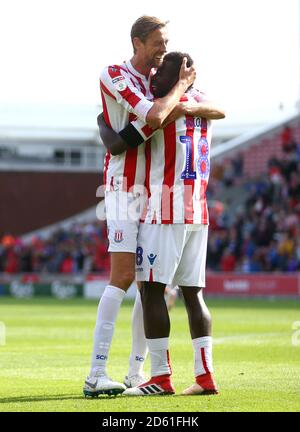 Peter Crouch de la ville de Stoke embrasse Mame Biram Diouf comme eux Fêtez le Jordy de Wijs de Hull City (pas sur la photo) marquer un objectif Banque D'Images