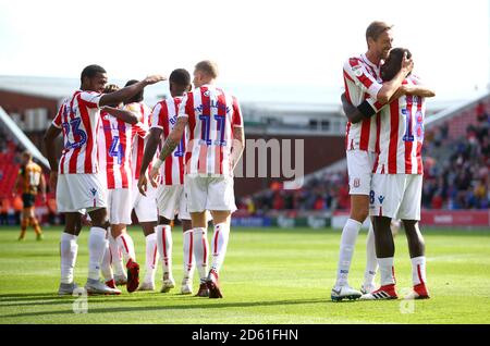 Peter Crouch de la ville de Stoke embrasse Mame Biram Diouf (à droite) AS Ils célèbrent le Jordy de Wijs de Hull City (pas sur la photo) marquer un objectif Banque D'Images