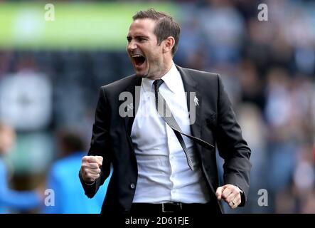 Le directeur du comté de Derby, Frank Lampard, célèbre après Richard Keogh (pas dans l'image) marque leur deuxième but du jeu Banque D'Images