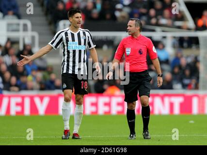 Federico Fernandez (à gauche) de Newcastle United parle avec l'arbitre Paul Tierney (droite) Banque D'Images