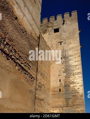 Espagne, Andalousie, Grenade. L'Alhambra. L'Alcazaba. La construction du complexe a été commandée par Mohammed I en 1238. L'Alcazaba devint une véritable forteresse, où le roi créa la résidence royale. Vue sur le Keep (Torre del Homenaje). Banque D'Images