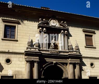 Espagne, Andalousie, Grenade. Hôpital Saint-Jean de Dieu. Il a été fondé par Jean de Dieu (1495-1550) sur terre cédée par des moines du monastère royal de Saint Jérôme. L'hôpital a été terminé en 1544. Détail de la façade du bâtiment, avec colonnes de style dorique. Banque D'Images