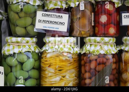 Pots rustiques avec des cornichons faits maison de différents types. Les artichauts en conserve et les olives sont un plan très rapproché. Variété de légumes marinés en pots. Tous Banque D'Images