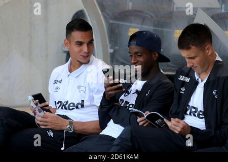 Florian Jozefzoon (au centre) et Kelle, gardien de but du comté de Derby Roos (à gauche) aimez une blague avant le match Banque D'Images