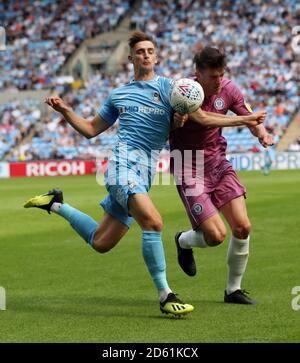 Tom Bayliss de Coventry City (à gauche) et Ryan Delaney de Rochdale pour le ballon Banque D'Images