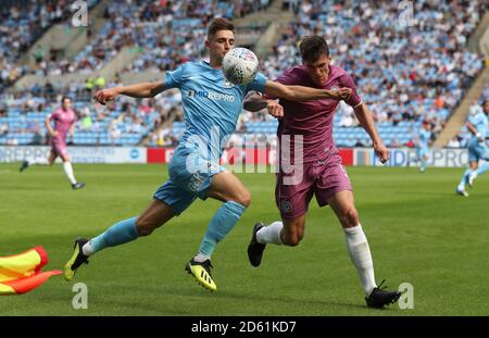 Tom Bayliss de Coventry City (à gauche) et Ryan Delaney de Rochdale pour le ballon Banque D'Images