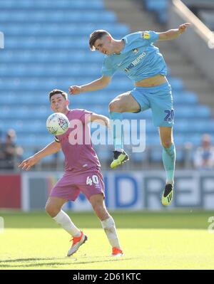 Tom Bayliss de Coventry City (à droite) et Ian Henderson de Rochdale Banque D'Images