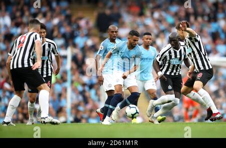 Riyad Mahrez (centre) de Manchester City et Federico Fernandez de Newcastle United (à droite) lutte pour le ballon Banque D'Images