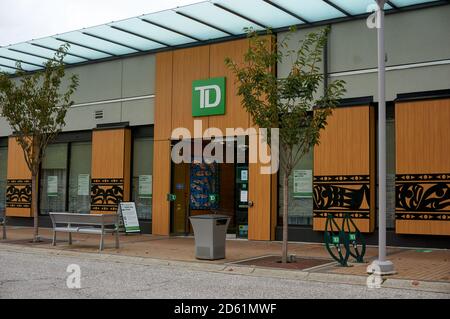 Une banque TD Canada Trust décorée de dessins des Premières nations de la côte Ouest, Park Royal, West Vancouver, C.-B., Canada Banque D'Images