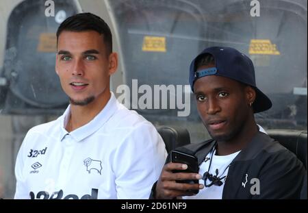 Kelle Roos, gardien de but du comté de Derby (à gauche) et Florian Jozefzoon (à droite) Banque D'Images