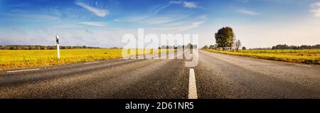 Panorama sur la route asphaltée à la campagne le jour ensoleillé de l'automne Banque D'Images