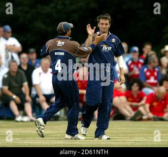 Tim Murtagh de Surrey célèbre avec le capitaine Mark Butcher après avoir attrapé Michael Di Venuto de Derbyshire sur la frontière. Banque D'Images