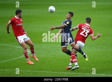 Josh Gordon de Walsall (au centre) lutte pour le ballon avec Barnsley's. Alex Mowatt (à gauche) et Daniel Pinillos Banque D'Images