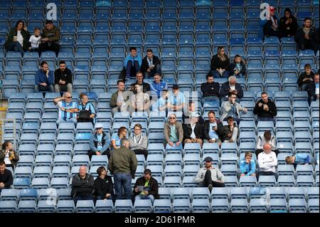 Les fans de Coventry City prennent place dans les stands avant le jeu Banque D'Images