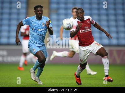 Jordy Hiwula de Coventry City (à gauche) et Tolaji Bola d'Arsenal pour le ballon Banque D'Images