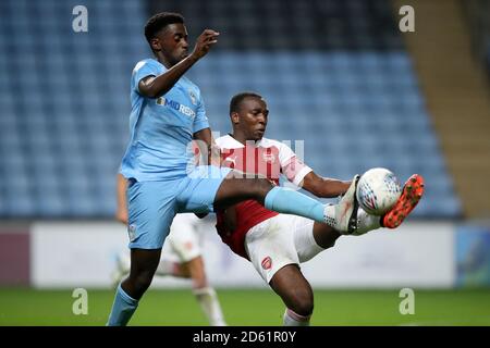 Jordy Hiwula de Coventry City (à gauche) et Tolaji Bola d'Arsenal pour le ballon Banque D'Images