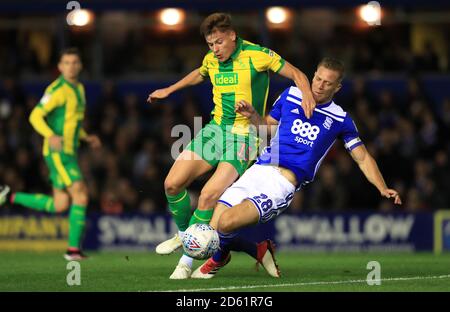 Michael Morrison (à droite) de Birmingham City et Harvey de West Bromwich Albion Barnes lutte pour le ballon Banque D'Images