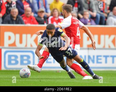 Jayden Bogle (à gauche) du comté de Derby est encrassé par Rotherham United Will Vaulks Banque D'Images