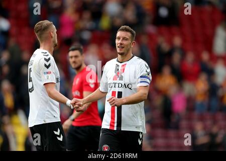 Jason Pearce de Charlton Athletic (à droite) et Patrick Bauer de Charlton Athletic célébrez la victoire après le coup de sifflet final Banque D'Images