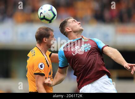 Ryan Bennett (à gauche) de Wolverhampton Wanderers et Sam Vokes de Burnley pour le ballon Banque D'Images
