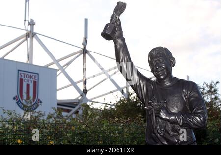 Une statue de l'ancien gardien de but de Stoke City et d'Angleterre Gordon Banques hors du sol avant le match Banque D'Images