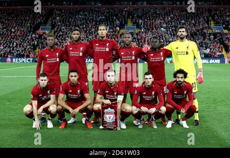 Georginio Wijnaldum de Liverpool (arrière gauche à droite), Joe Gomez, Virgile van Dijk, Daniel Sturridge, Sadio Mane, le gardien de but de Liverpool, Alisson Becker, James Milner (avant gauche à droite) Trent Alexander-Arnold, Jordan Henderson, Andrew Robertson et Mohamed Salah posent pour une photo avant le coup d'envoi Banque D'Images