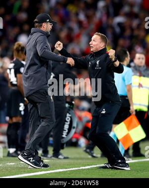 Jurgen Klopp, directeur de Liverpool (à gauche) célèbre avec l'entraîneur Pepijn Lijnders (À droite) après le troisième but de Roberto Firmino de Liverpool du jeu Banque D'Images