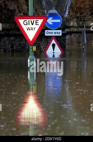 Panneaux autour de gay Meadow, stade du Shrewsbury Town football Club pendant les inondations dans la ville de comté de Shropshire Banque D'Images