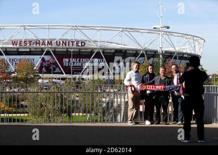 Les fans se rendent au stade de Londres avant le match de la Premier League de West Ham United et de Manchester United au stade de Londres. Banque D'Images