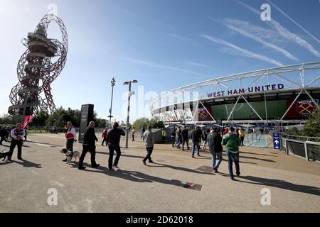 Les fans se rendent au stade de Londres avant le match de la Premier League de West Ham United et de Manchester United au stade de Londres. Banque D'Images