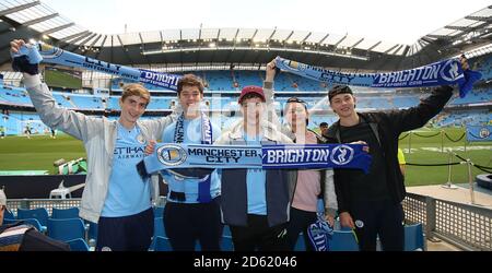 Les supporters de Manchester City avant le match contre Brighton & Hove Albion Banque D'Images