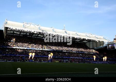 Vue générale avant le match pendant que les deux équipes sortent Banque D'Images