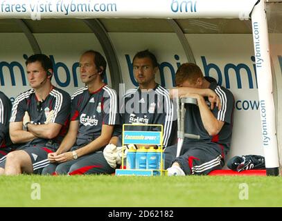 John Arne Riise, de Liverpool, est blessé dans le dug out Banque D'Images