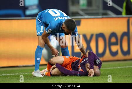 Kerem Demirbay de Hoffenheim tend à se trouve David Silva de Manchester City blessé sur le terrain Banque D'Images