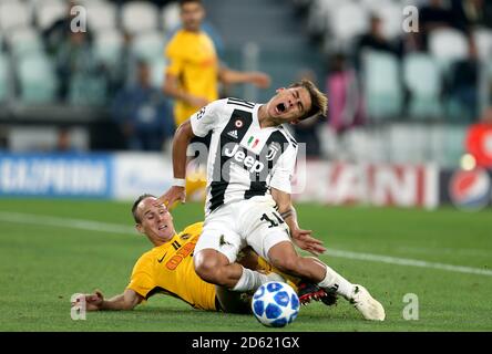 Steve von Bergen, jeune garçon, glisse sur Paulo de Juventus Dybala (à droite) à l'intérieur de la zone de pénalité Banque D'Images