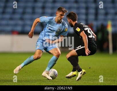 Tom Bayliss de Coventry City (à gauche) et Ben Close de Portsmouth pour le ballon Banque D'Images